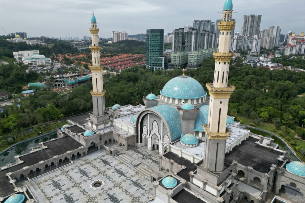 Gambar ini memaparkan masjid yang megah dengan dom di atasnya yang berwarna biru tua dan tiang minaret. Strategi berkesan untuk berniaga di Facebook Malaysia adalah penting untuk menarik pelanggan.
