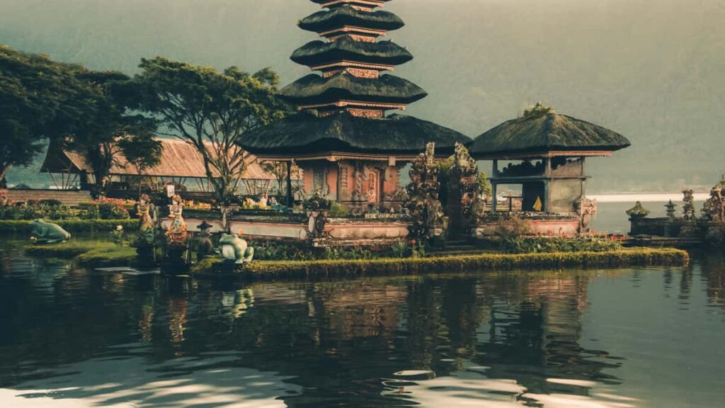Panduan praktikal untuk creator Malaysia cara hubungi jenama Belanda melalui KakaoTalk dan host giveaway kunci permainan strategi outreach, skrip, risiko & contoh nyata.