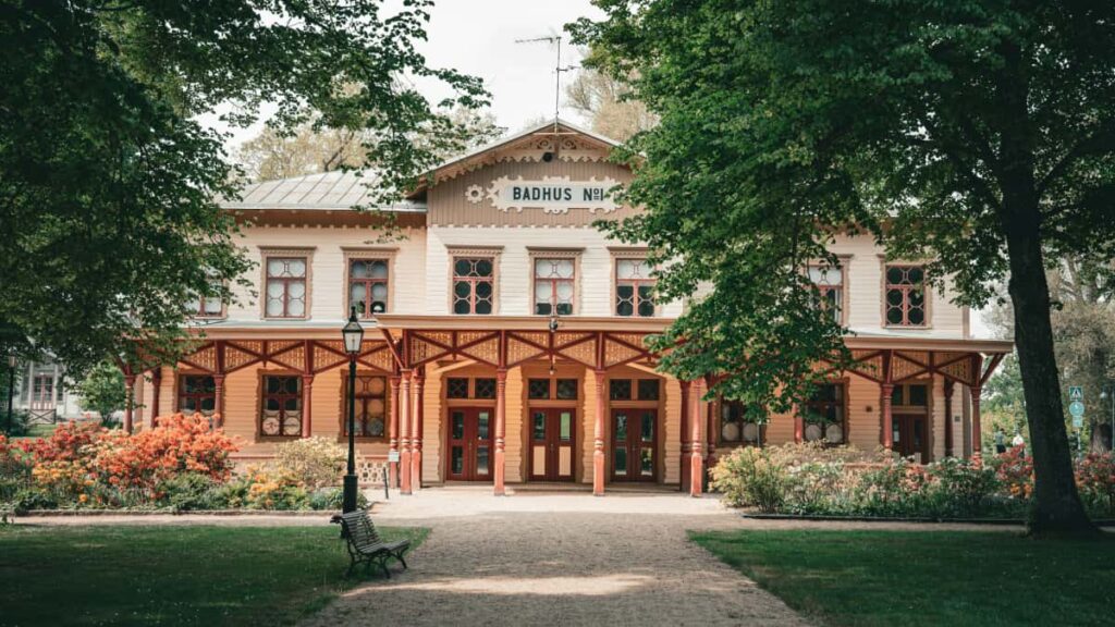 Panduan praktikal untuk pencipta di Malaysia cara cari, hubungi dan minta sampel percuma dari jenama Georgia di Roposo, termasuk strategi DM, penawaran tukar-tambah, dan tips logistik.