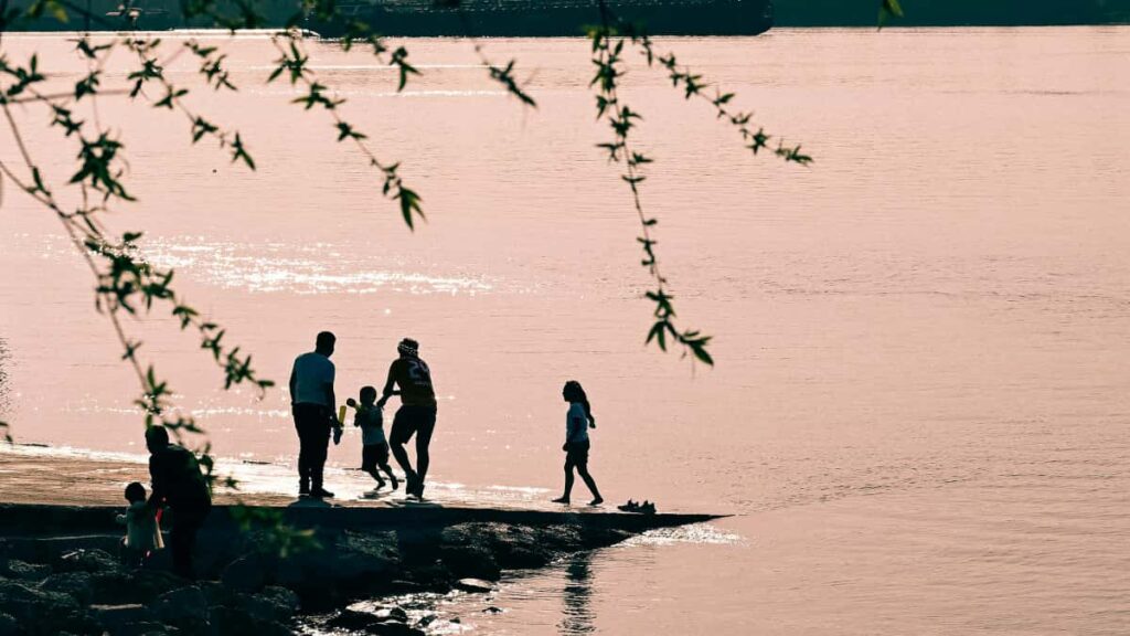 Panduan praktikal untuk pencipta Malaysia menjangkau jenama UAE di Moj bagi menganjurkan giveaway kunci permainan taktik DM, pitch, dan strategi lokalisasi.